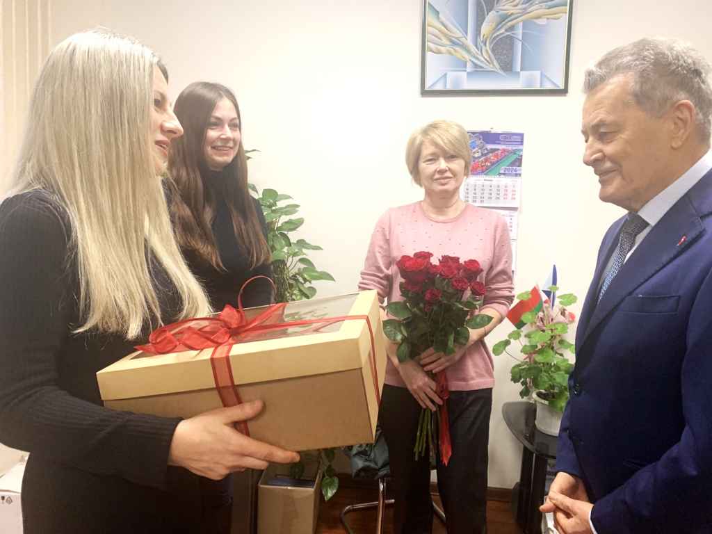 Коллектив Микашевичской больницы поздравляет Василия Павловича с юбилеем предприятия